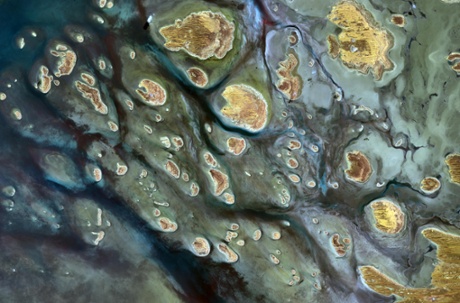 Hundreds of salt lakes are sprinkled across the landscape of northern and western Australia. Most, including Lake Mackay, fill infrequently via seasonal rainfall that runs off of nearby lands and through minor drainage channels.