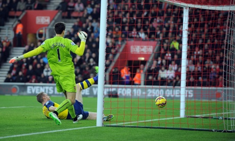 ARSENAL GOALKEEPER WOJCIECH SZCZESNY MAKES A MISTAKE FOR SOUTHAMPTON OPENING GOAL OF THE GAME SOUTHAMPTON V ARSENAL SOUTHAMPTON V ARSENAL, BARCLAYS PREMIER LEAGUE ST MARY'S STADIUM, SOUTHAMPTON, ENGLAND 01 January 2015 GAV86498 BARCLAYS PREMIER LEAGUE 01/01/2015 WARNING! This Photograph May Only Be Used For Newspaper And/Or Magazine Editorial Purposes. May Not Be Used For Publications Involving 1 player, 1 Club Or 1 Competition Without Written Authorisation From Football DataCo Ltd. For Any Queries, Please Contact Football DataCo Ltd on +44 (0) 207 864 9121Football Orientation Vertical General view