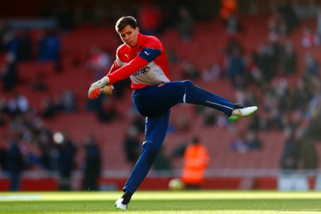 Wojciech Szczesny warms up, but no place in the starting 11.