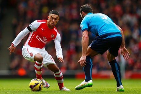 Alex Oxlade-Chamberlain leaves Erik Pieters standing.