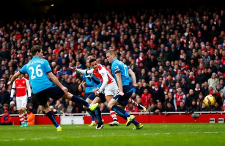 Alexis Sanchez scores Arsenal's second.