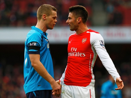 Ryan Shawcross and Olivier Giroud have words.