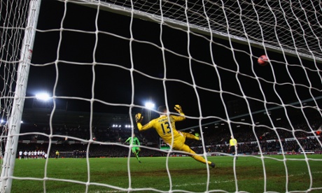 Joel Robles slams his penalty against the bar. Advantage West Ham.