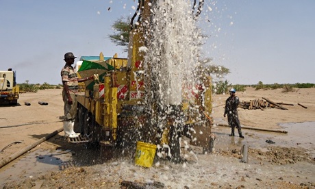 MDG : Turkana aquifer : The borehole flushing at Napuu, Lodwar