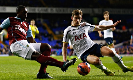 Jan Vertonghen of Spurs blocks Marvin Sordell 