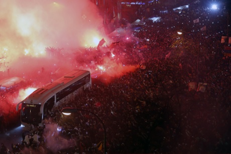 Fans welcome the Real Madrid team as they arrive at the Bernabéu by bus.