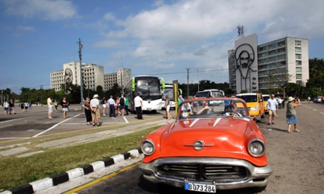 Tourists visit Revolution Square in Havana January 15, 2015. The United States rolled out a sweeping set of measures on Thursday to significantly ease the half-century-old embargo against Cuba, opening up the country to expanded travel, trade and financial activities.  REUTERS/Stringer (CUBA - Tags: BUSINESS POLITICS TRAVEL):rel:d:bm:GF2EB1F1CH501
