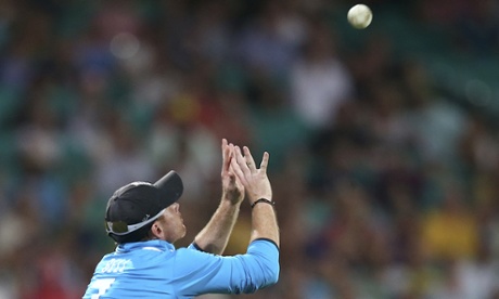 After a magnificant 127 runs from 115 balls, David Warner is heading back to the pavillion thanks to the hands of Ian Bell.