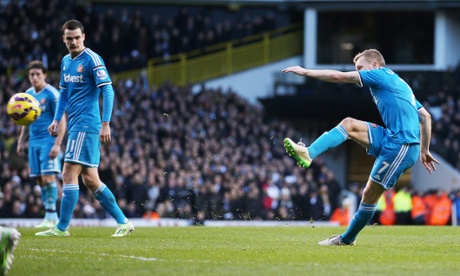 Sunderland's Sebastian Larsson curls in a sublime free-kick for the equaliser.