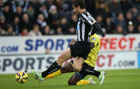 Southampton's Dutch midfielder Eljero Elia wraps his foot round the ball to score.