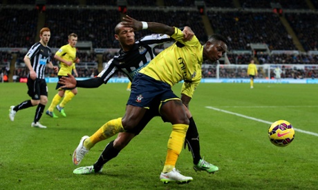 The two goalscorers, Eljero Elia and Yoan Gouffran, battle for the ball. 1-1 at half-time.