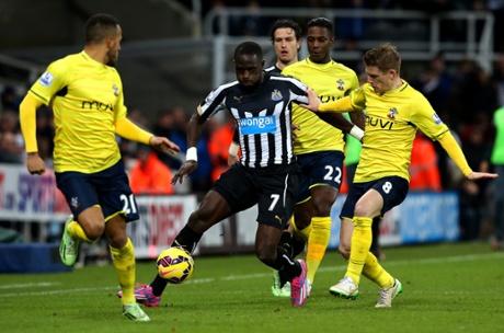 Newcastle's Moussa Sissoko battles past Steven Davis and Eljero Elia of Southampton.