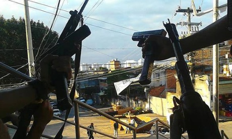 Keeping watch on a street in Vila Aliança.