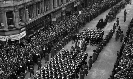 Crowds cramming the pavements in silent farewell as the gun-carriage bearing the coffin of Sir Winston Churchill is drawn by naval ratings up Ludgate Hill to St. Pauls Catherdral for his funeral