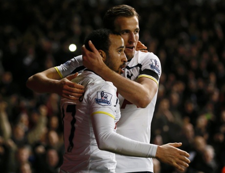 Harry Kane congratulates Andros Townsend, helping Spurs to an advantage in the 2nd leg.