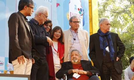 VS Naipaul (centre) and Paul Theroux (third from right) at the ZEE Jaipur literature festival