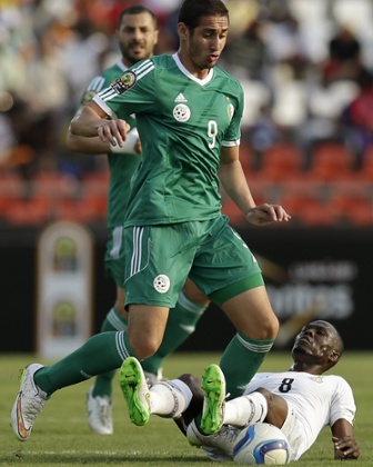 Ghana’s Afriyie Acquah flies into Ishak Belfodil of Algeria and subsequently receives a yellow for persistent fouling.