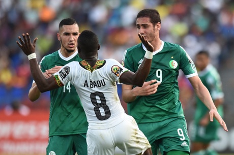 Algeria's Nabil Bentaleb and Ishak Belfodil square up to Emmanuel Agyemang Badu of Ghana.