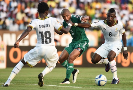 Yacine Brahimi of Algeria tries to find a way through Ghana’s Afriyie Acquah and Daniel Amartey in Mongomo.