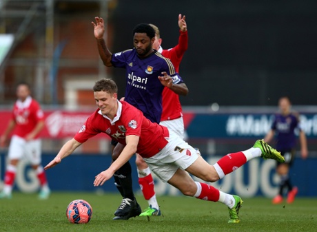 Alex Song fouls Matt Smith.