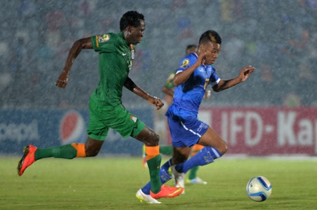 Zambia's midfielder Kondwani Mtonga vies with Cape Verde's defender Gege as the rain falls in Ebebiyin.