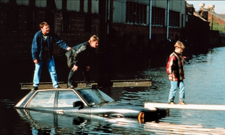 Dave, Gaz and Nathan try to transport stolen scrap metal across the Sheffield and Tinsley canal.