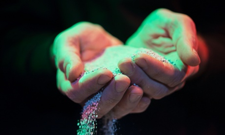 Dry fertiliser pellets