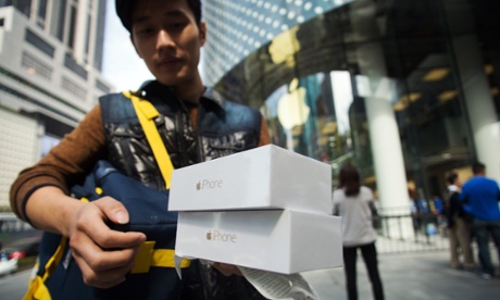 A Chinese customer buys two new iPhone 6s.