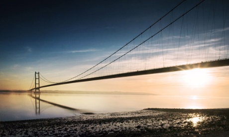 AT14EN The Humber Bridge is the fifth-largest single-span suspension bridge in the worldHumberBridgeHullGrimsbySuspensionRiverKingstonuponHullEnglandHumberEstuaryTrentOuseBarton-upon-HumberSouthBankHessleNorthBankEastRidingofYorkshireNorthLincolnshireHunberBridgeHumnberbRIDGEHUMBERBRIFGEGreatBeltBridgedualcarriagewaycurvatureoftheearthlongestsingle-spansuspensionbridgeAkashi-KaikyoBridgeXihoumenBridgeRunyangBridgeM62M18M180GrimsbyDocksSUICIDEJUMP