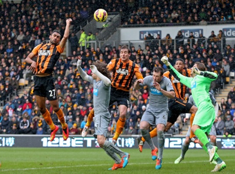 Ahmed Elmohamady clearly punches the ball into the Newcastle net and subsequently receives a yellow card from Phil Dowd.