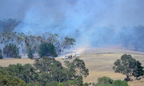 Fire fighters battle scrub fires as fires continue to burn through the Adelaide Hills, in Kersbrook, near Adelaide, Australia, 04 January 2015.
