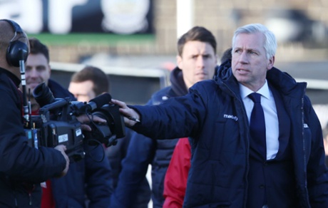 Alan Pardew stops BT steady-cam from taking pictures.
