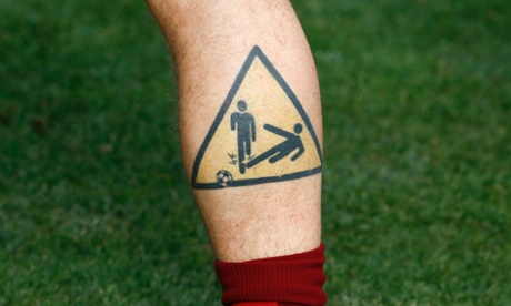 A tattoo is seen on Daniele de Rossi of AS Roma player before the start of their Italian Serie A soccer match against Udinese at the Friuli stadium in Udine, January 6, 2015. REUTERS/Stefano Rellandini (ITALY - Tags: SPORT SOCCER):rel:d:bm:GF2EB160W1401