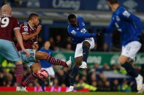 Everton's Romelu Lukaku shoots.