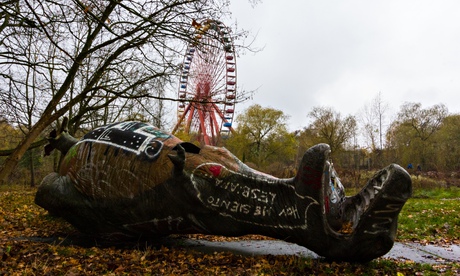 spreepark berlin dinosaur ferris wheel