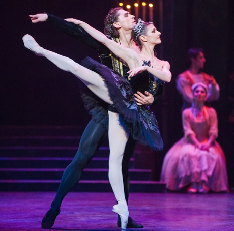 Alina Cojocaru (Odette/Odile) and Ivan Vasiliev (Prince Siegfried) in Swan Lake by English National Ballet