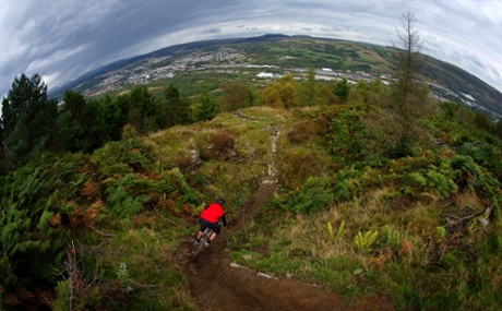 Tackling a steep run in BikePark Wales