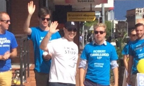 Iain Fogerty in I'm With Stupid T-shirt