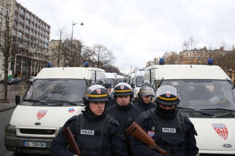 Armed police arrive at Porte de Vincennes