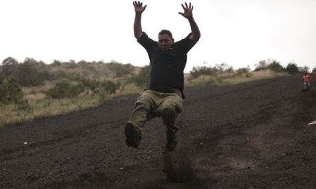 Tablota toma el primer turno en rodar abajo la empanada cuesta de grava que va del Cerro del Molcajete a Iztapalapa.