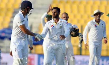 Pakistan's Shoaib Malik congratulates Alastair Cook