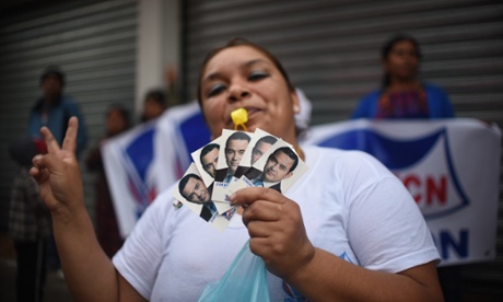 A supporter of presidential candidate Jimmy Morales, whose slogan is ‘Neither corrupt nor a thief’, in the Carolingia district of Guatemala City, on 18 October