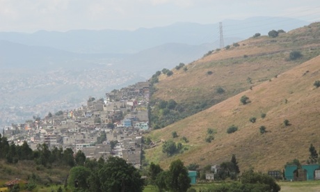 Donde la ciudad encuentra al campo: Feike de Jong caminó el perímetro completo.