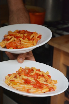 Peperonata with pasta: a simple Italian dish prepared in minutes.