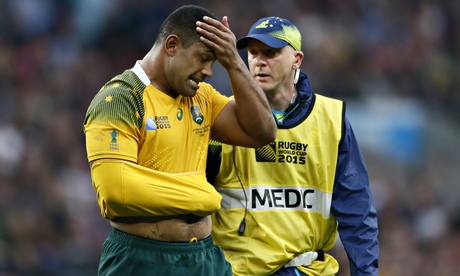 Scott Sio walks off with an elbow injury