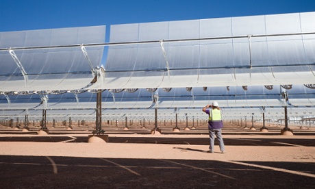 Chaque miroir parabolique à une hauteur de 12 mètres.