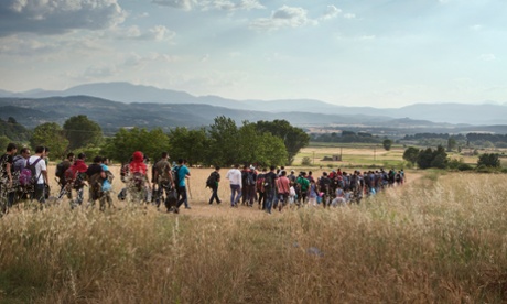 Syrians crossing the border 