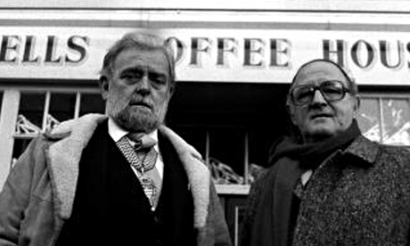 Illtyd Harrington, left, with the TV presenter Robert Robinson in 1984 outside Boswells Coffee House in Covent Garden, London. Photograph: PA 