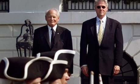 Árpád Göncz, left, with Bill Clinton at the White House during a state visit to Washington in 1999.