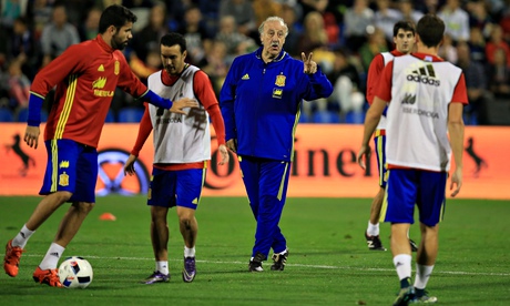 Vicente del Bosque supervises Spain training